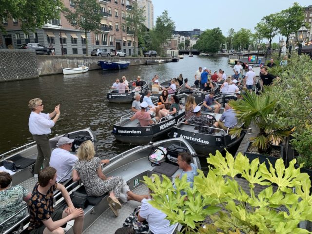 Mokumboot sloep vol plezier op de Amsterdamse grachten