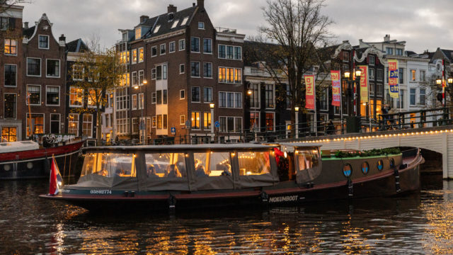 zijaanzicht van een klassieke sleepboot van Mokumboot