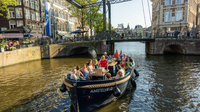 A Mokumboot sloop sailing on the Amsterdam canals