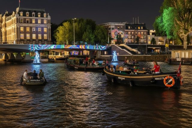 Boten van Mokumboot tussen de lichtkunstwerken van het Amsterdam Light Festival