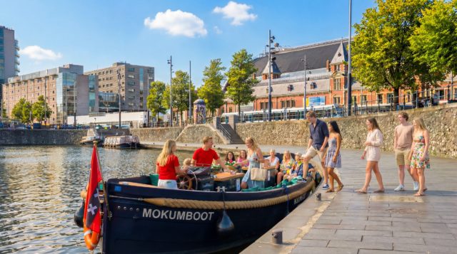 02-mokumboot-aan-de-kade