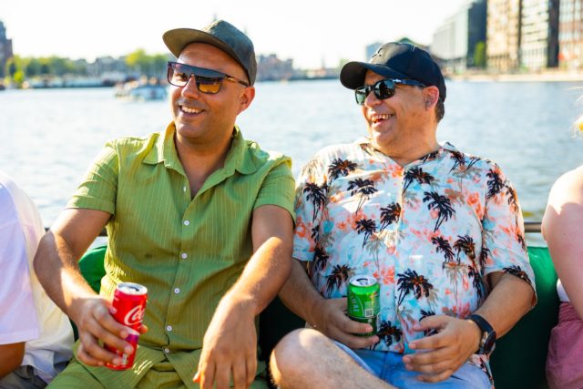 Twee heren genieten op een Mokumboot sleepboot in Amsterdam