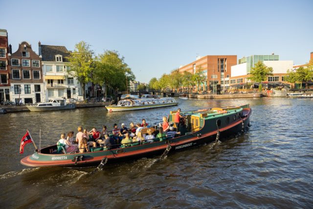 Mokumboot sleepboot op de Amstel bij de Magere Brug
