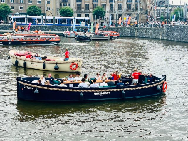 Mokumboot sloop on the Amstel near the Magere Brug