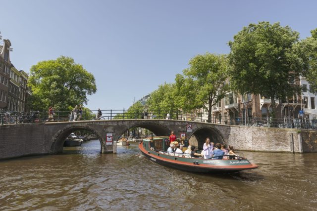 Sleepboot van Mokumboot bij de Magere Brug