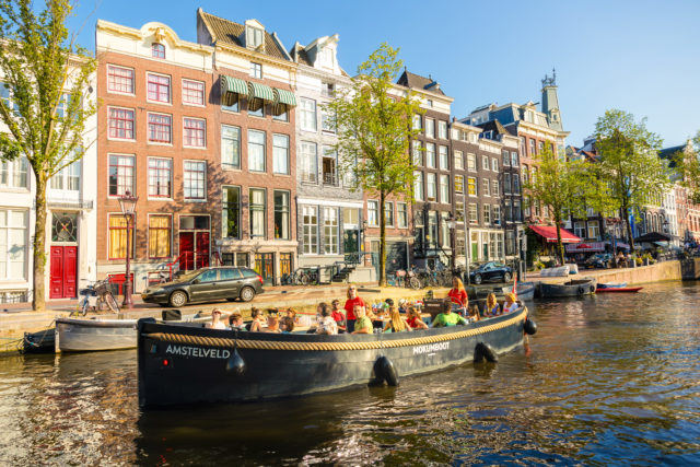 Mokumboot sleepboot bij de Magere Brug op de Amstel
