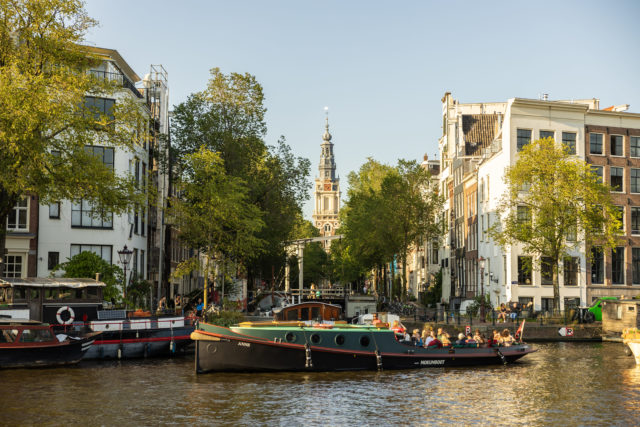 Mokumboot tugboat passes the Magere Brug